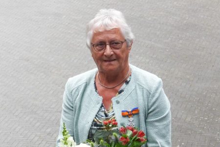 2020-Onderscheiding-Marietje Stegers 24-04-2020
Marietje Stegers-te Frucht
Lid in de Orde van Oranje-Nassau
(Door Corona op 03-07-2020 in ontvangst genomen)